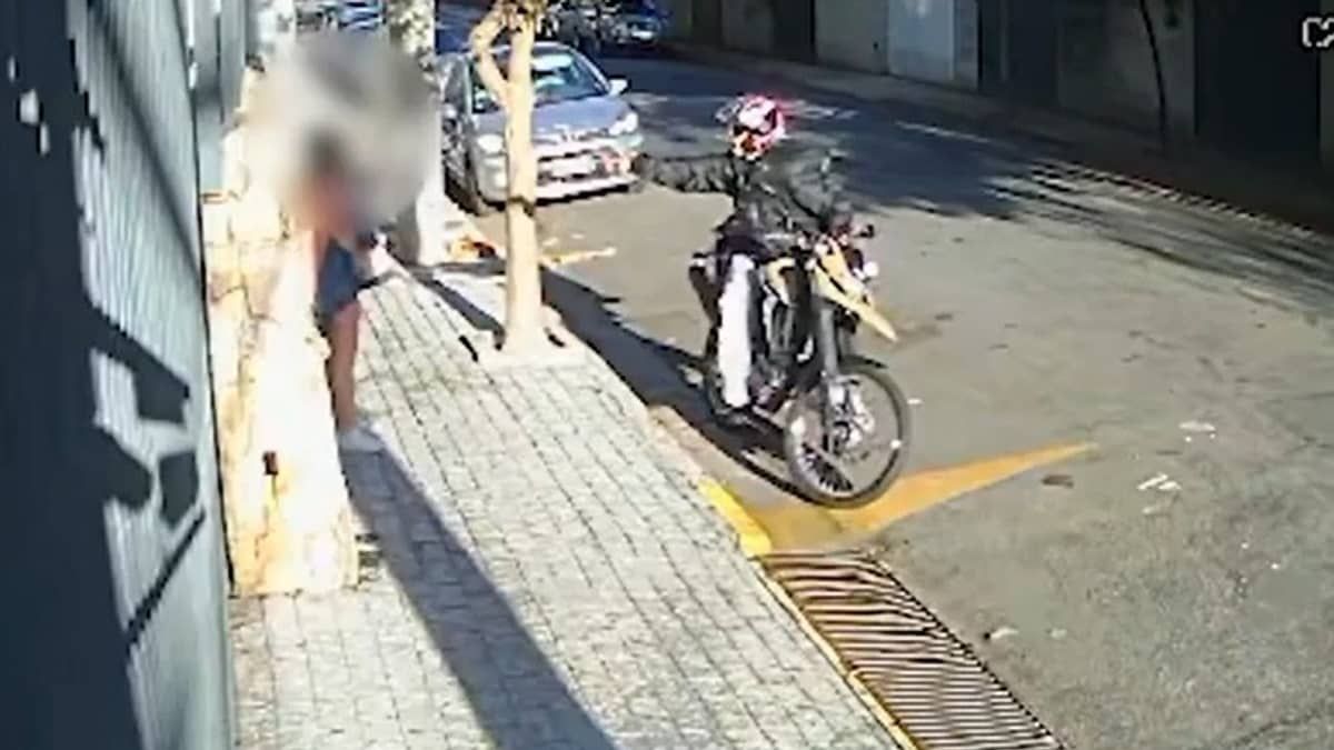 Ladrão que atirou em mulher que filmava roubo é flagrado em outro assalto no mesmo dia 