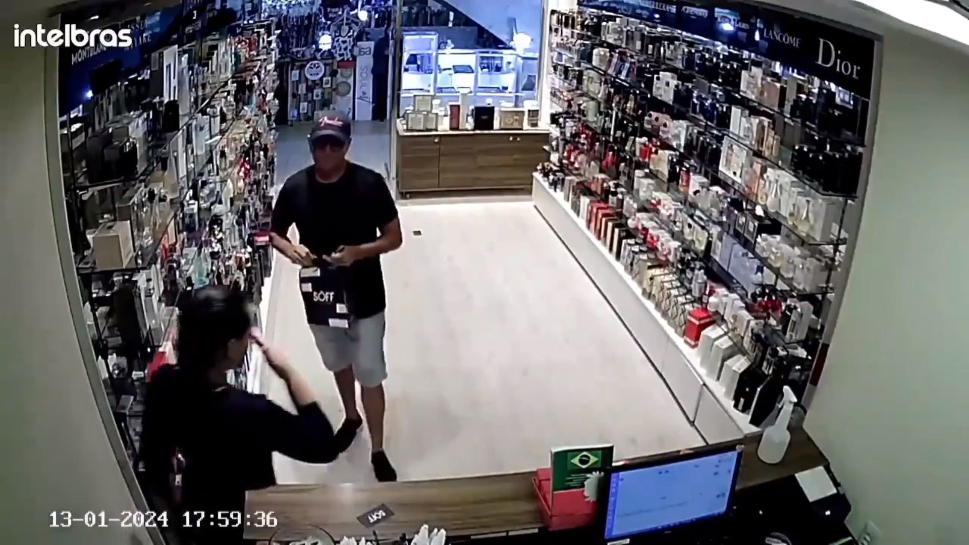 Vídeo: ladrão acalma atendente de loja durante assalto: 'sou profissional na área'