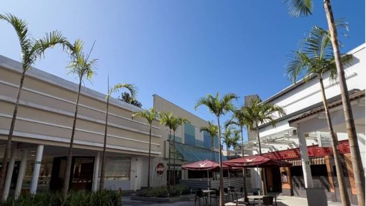 Segundo o representante do estabelecimento comercial, os homens levaram apenas aparelhos celulares