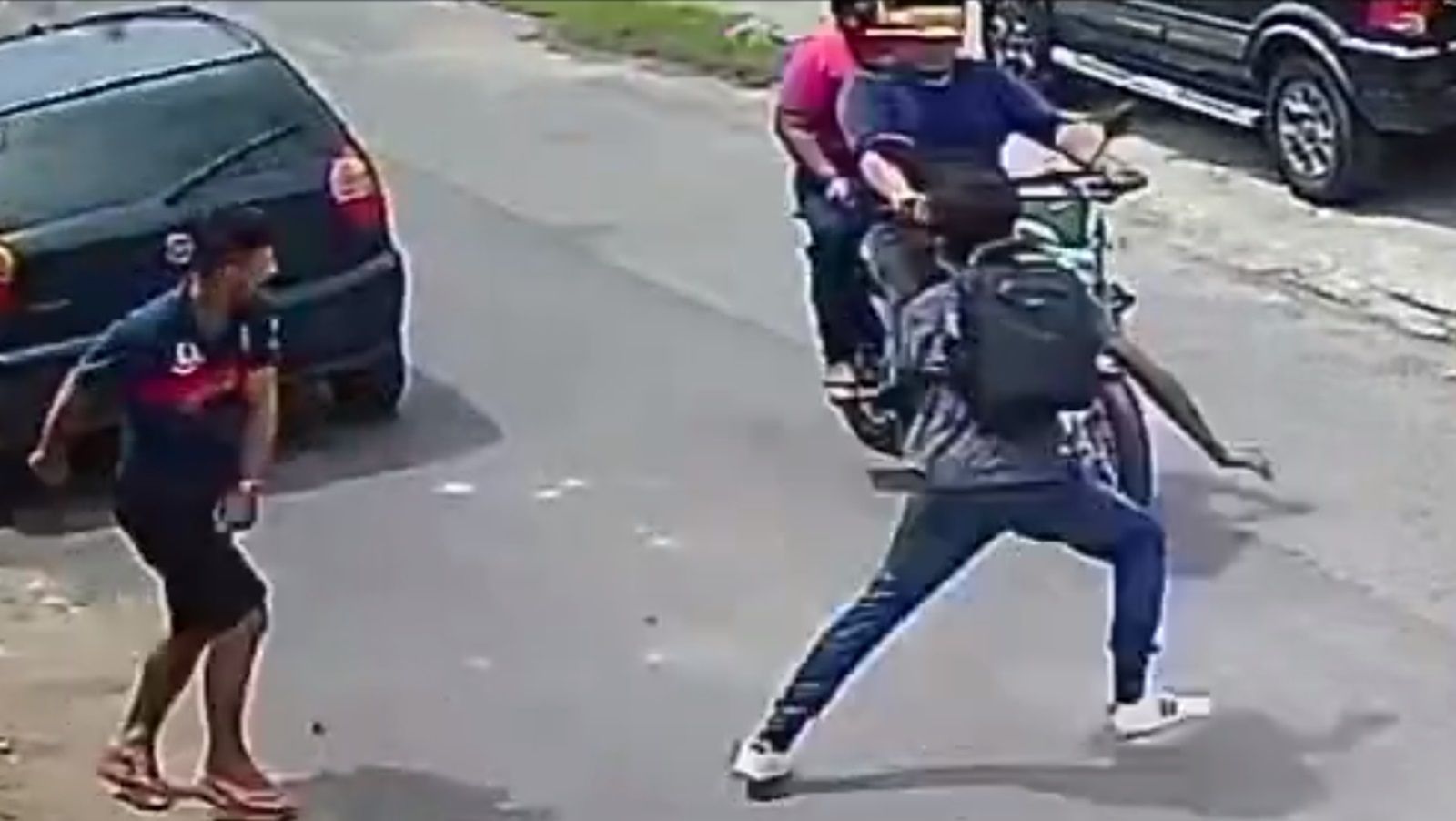 Vídeo: jovem tenta fugir de assaltante e acaba sendo atropelado por moto