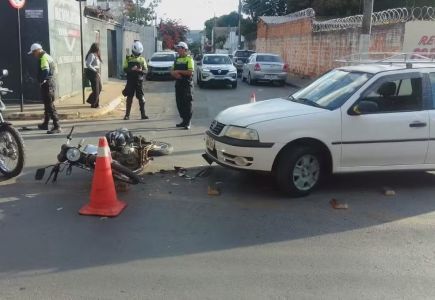 Imagem mostra batida entre carro e moto e rua interditada por policiais