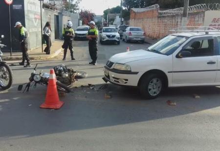 Imagem mostra batida entre carro e moto e rua interditada por policiais