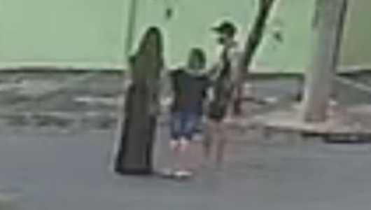 Foto mostra suspeito abordando mãe e filha em rua do bairro Céu Azul, em Belo Horizonte