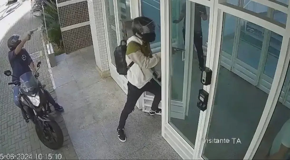 Vídeo: Ladrões roubam celulares e alianças de homens em prédio de luxo em SP