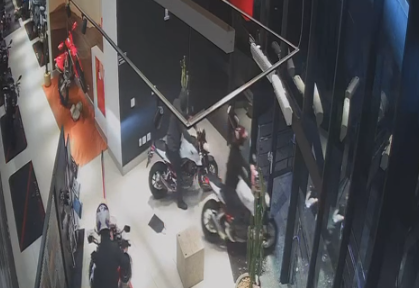 Furto em loja de BH gera prejuízo de R$ 200 mil; moto seria lançada neste sábado (13)