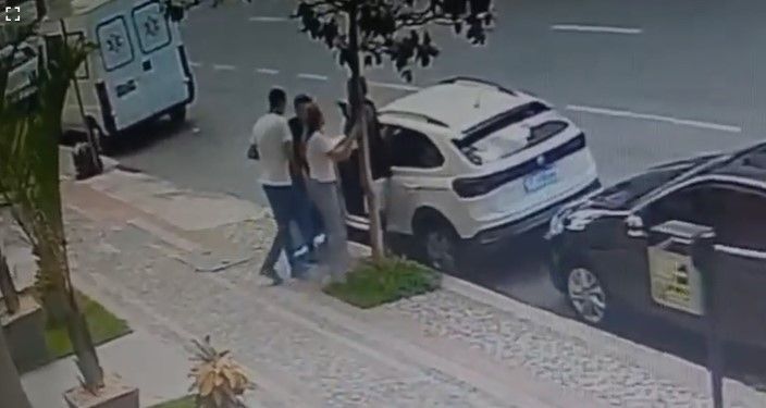 Vídeo: assaltantes rendem mulher que estacionava carro em BH