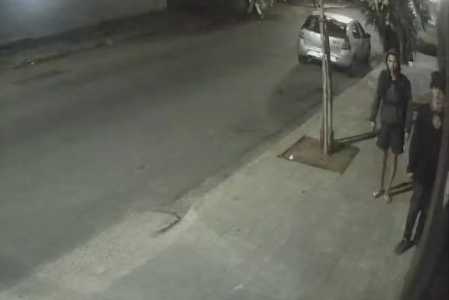 Uma mulher foi morta durante tentativa de assalto na noite desse sábado (25), na entrada da Linha Vermelha, na altura da Pavuna, na Baixada Fluminense.