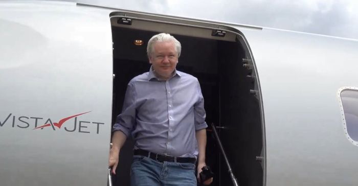 Assange deixou a prisão nessa segunda-feira (24).