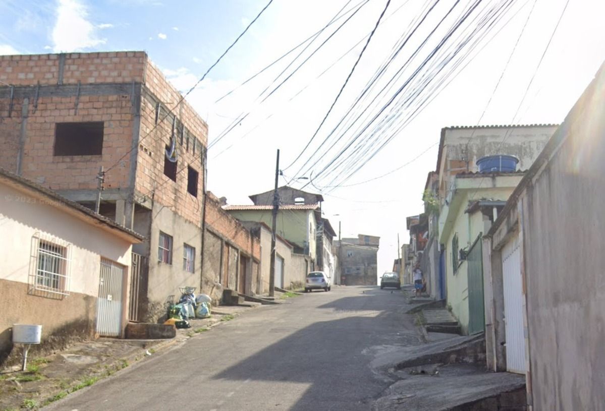 Jovem com tornozeleira eletrônica é assassinado com mais de 20 tiros em carro de aplicativo na capital