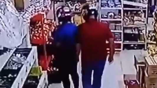 Foto mostra homem passando a mão nas nádegas de vizinha em supermercado em Patos de Minas (MG)