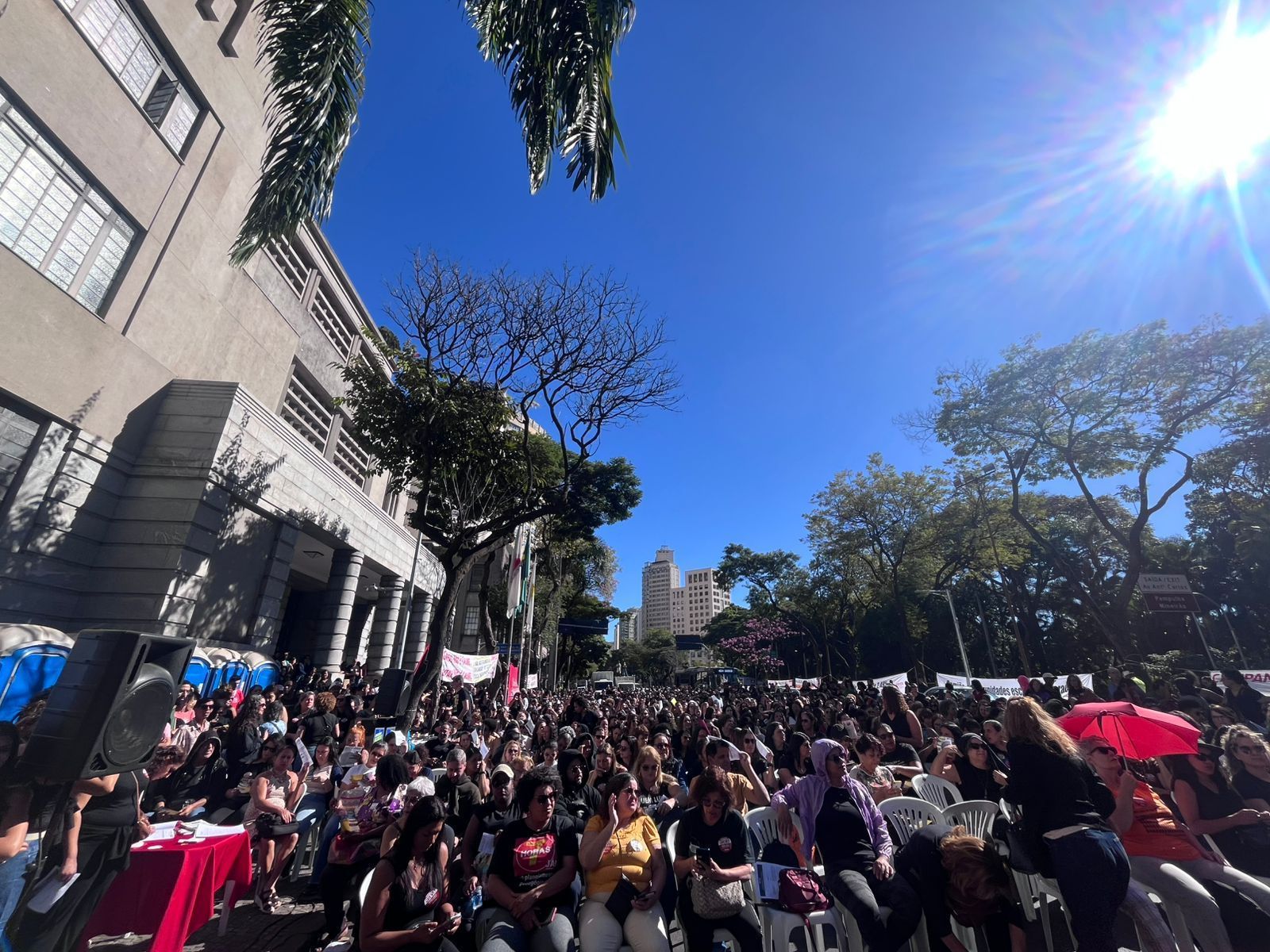 Professores da rede municipal de BH mantêm greve, e 90% das escolas seguem sem aulas