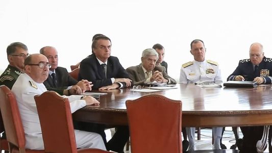 Assessor próximo de Jair Bolsonaro (PL), Mauro Cid aparece em fotografia registrada em reunião entre presidente, comandantes das Forças Armadas e ministro da Defesa