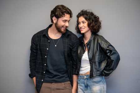 Gustavo Mioto e Maya Aniceto nos bastidores de Cinderela e o Segredo do Pobre Milionário.