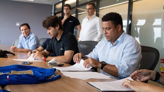Assinatura do contrato entre Cruzeiro e Ronaldo, em dezembro de 2021
