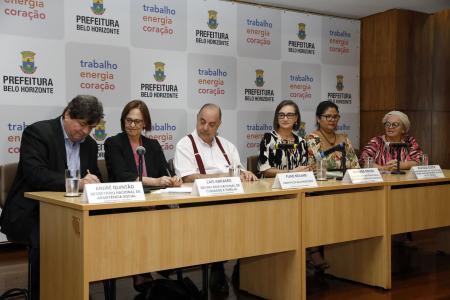 Representantes da Prefeitura de BH e do Ministério do Desenvolvimento Social durante solenidade na capital