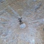 Foto mostra ISS em frente à maior cratera da Lua