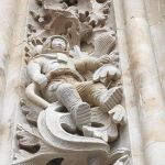 Igreja secular tem astronauta esculpido em época que não se viajava para o espaço