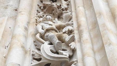 Astronauta esculpido em igreja chama atenção de visitantes