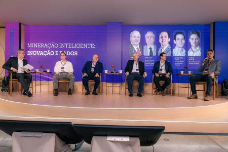 Márcio Gomes, Victor Salles, especialista em IA da Proteus Academy; Argeu Géo Filho, vice-presidente de Operações da Itaminas; Otto Levy, CEO da CNS Mineração; Fernando Coura, do Conselho da Petrobras; e Rafael Bittar, vice-presidente da Vale, durante o painel