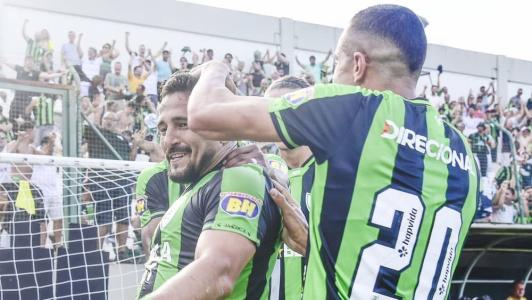 Atacante Aloísio, do América, durante clássico contra o Cruzeiro