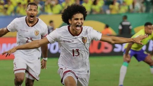 Atacante Bello durante partida pela Venezuela, contra o Brasil