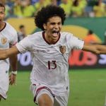 Ex-Atlético participa de golaço de bicicleta da Venezuela contra o Brasil; assista