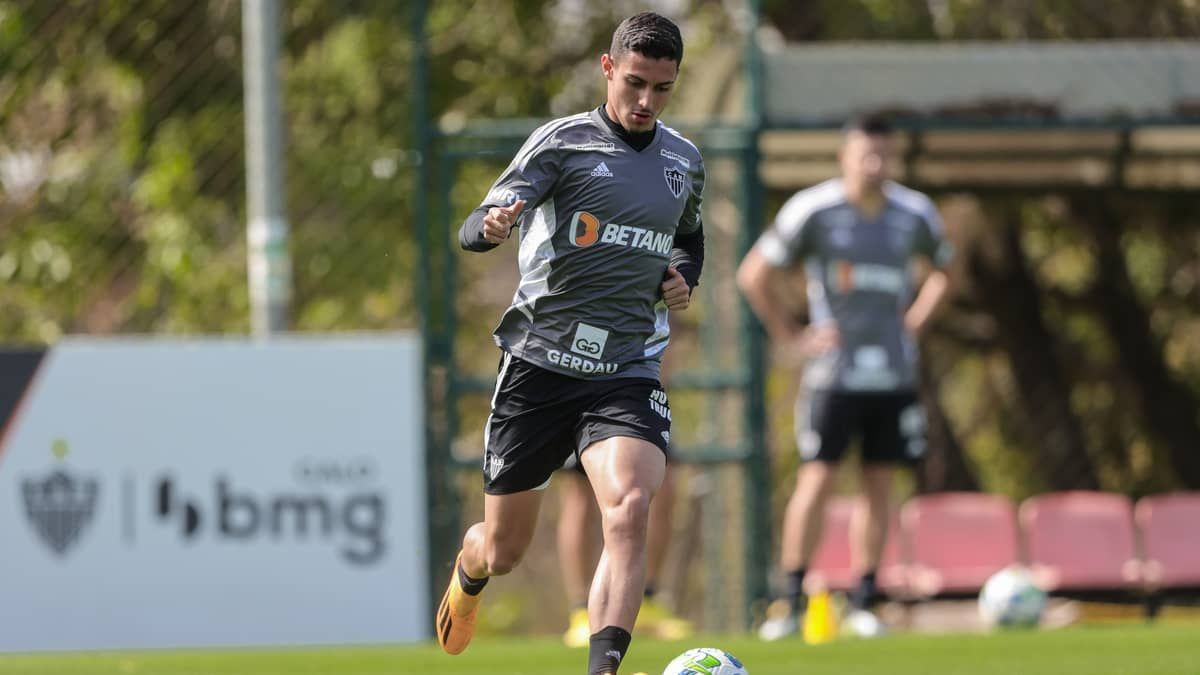 Joia da base do Atlético faz golaço de cavadinha na Cidade do Galo; assista