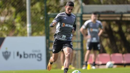 Atacante Cadu, de 19 anos, marcou um golaço de cavadinha em treinamento na Cidade do Galo