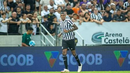 Atacante Cléber em ação pelo Ceará contra o Ituano, na noite desta sexta
