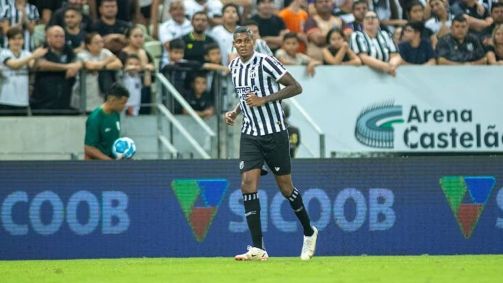 Atacante Cléber em seu retorno após oito meses suspenso