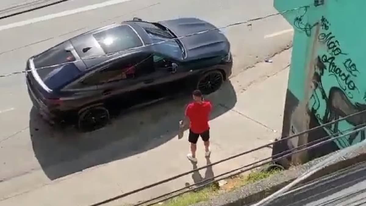 Reforço do Atlético, Paulinho ‘para’ em buraco e precisa trocar pneu em avenida de BH: veja vídeo