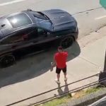 Reforço do Atlético, Paulinho ‘para’ em buraco e precisa trocar pneu em avenida de BH: veja vídeo