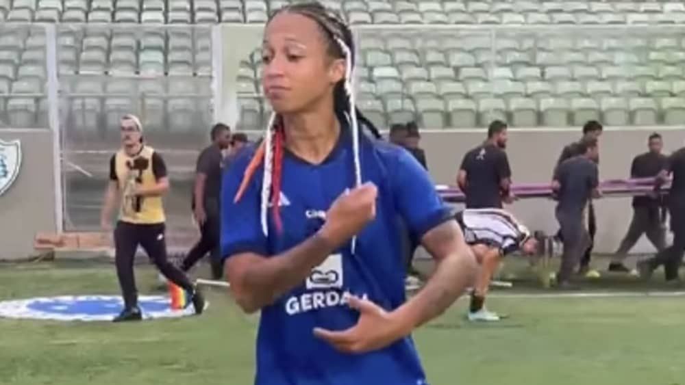 Artilheira do Cruzeiro provoca Atlético e 'joga milho' após vitória e título
