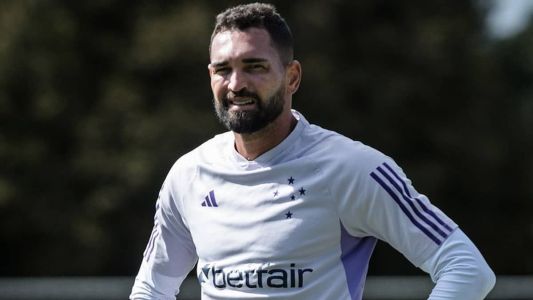 Atacante do Cruzeiro, Gilberto está pendurado no duelo com o Vasco