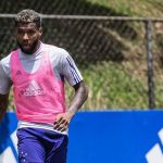 Wesley reclama de dor no joelho esquerdo e preocupa no Cruzeiro