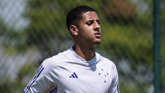 Atacante Fernando durante treinamento pelo Cruzeiro, nesta terça