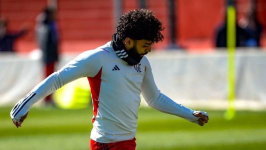 Atacante Gabigol durante atividade no gramado