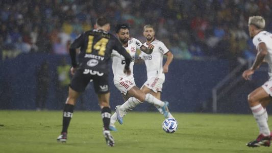 Atacante Gabigol em ação durante o duelo com o Del Valle