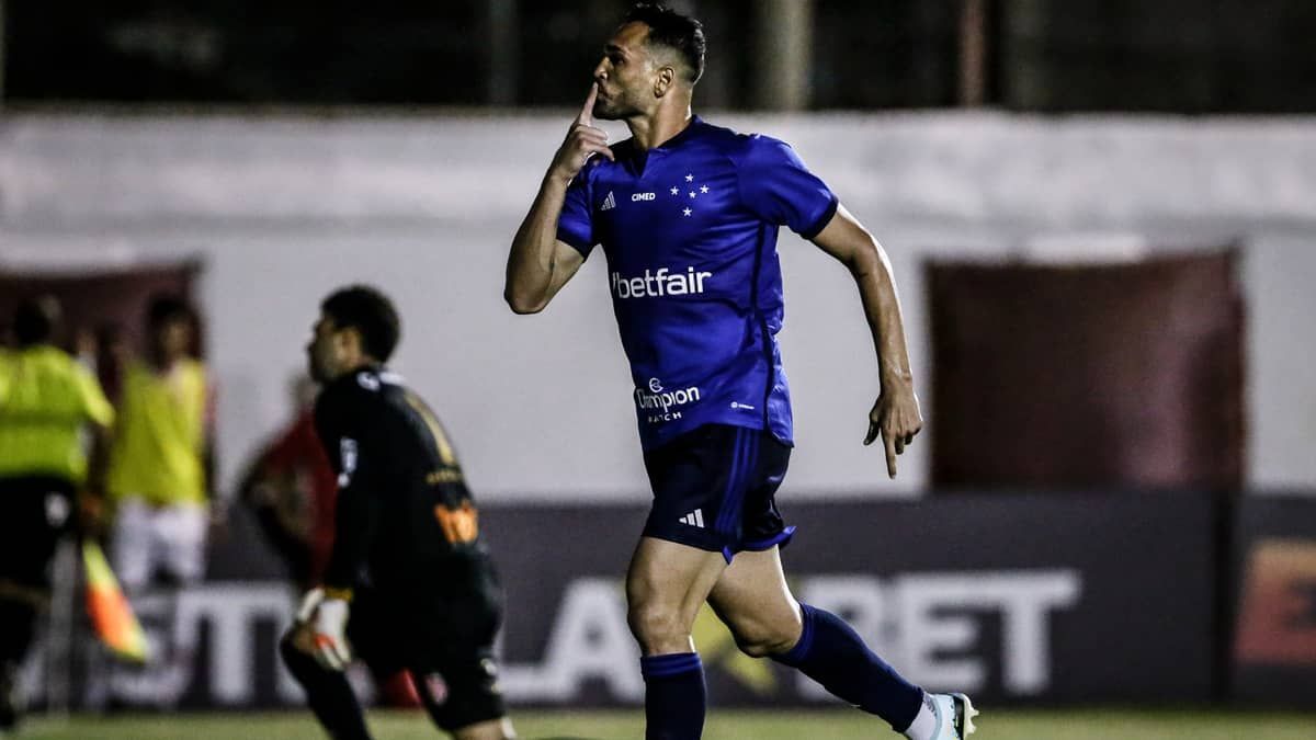 Gilberto desequilibra com hat-trick, Cruzeiro  vence o Villa e vira líder do grupo no Mineiro