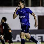 Gilberto desequilibra com hat-trick, Cruzeiro  vence o Villa e vira líder do grupo no Mineiro