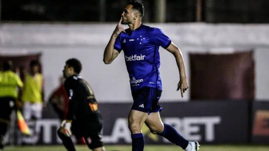Atacante Gilberto marcou três vezes e decidiu vitória celeste