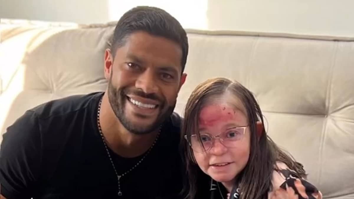 Hulk visita e presenteia pequena torcedora do Atlético com doença rara