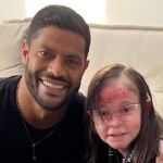 Hulk visita e presenteia pequena torcedora do Atlético com doença rara