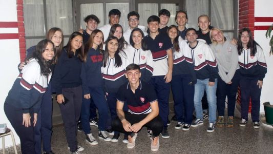 Atacante Jeronimo Domina, do Union Santa Fe, reunido com amigos na escola