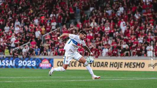 Atacante Lucero no empate por 1 a 1 contra o Athletico-PR, nesta quarta-feira