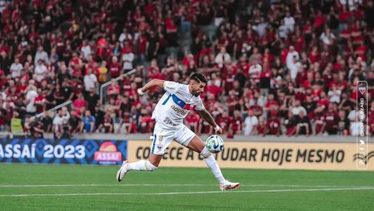 Atacante Lucero no empate por 1 a 1 contra o Athletico-PR, nesta quarta-feira
