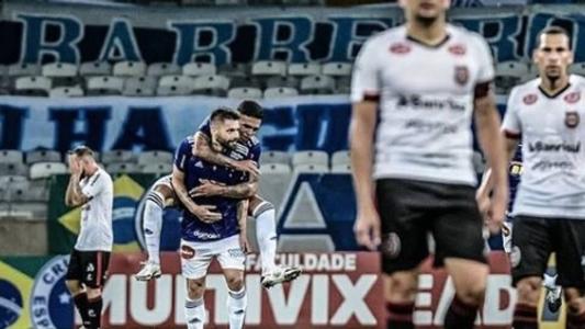 Atacante marcou um gol de trás do meio-campo em jogo pelo Cruzeiro