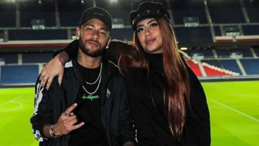 Atacante Neymar (esq), do PSG, e Rafaella Santos (dir), irmã do craque
