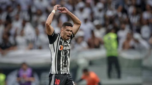 Atacante Paulinho durante vitória do Atlético sobre o Santos