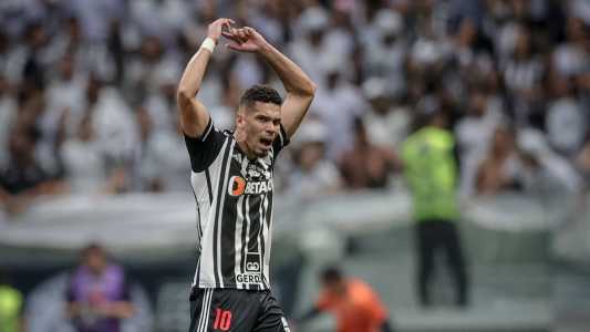 Atacante Paulinho durante vitória do Atlético sobre o Santos